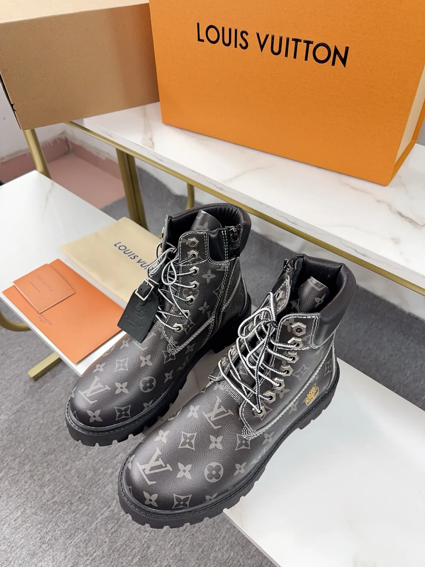 Couple model 💰700 ❤️Top version: Couple model LV x Timberland Timberland joint model Presbyopia Embossed Rhubarb boots Ankle boots Short boots LV x Timberland ankle boots are made of Monogram embossed waterproof nubuck cow leather, relying on the brand's exquisite craftsmanship to carefully reshape the classic Timberland 6-inch boot shape in Italy, and make an eye-catching appearance in 2024 created by Pharrell Williams with American workwear style Autumn and winter menswear show. Monogram embossed tongue, original Timberland laces and outsole are exquisite details, and the leather label expresses the cooperation logo. Exquisite packaging at the delivery counter🛍📦 ▪️Material: Original customized imported first-layer cowhide ▪️Inner lining: Original customized leather lining/mesh lining ▪️Outsole: Original molded anti-slip rubber material ▪️Sole thickness: 3.5CM ▪️Size: Women's 35-40 Men's 39-46